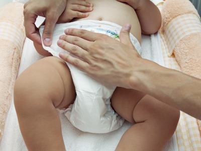 pg-diaper-tips-mom-putting-on-diaper-full.jpg.b797627b3170c5e97ee4e1aabacb4de0.jpg