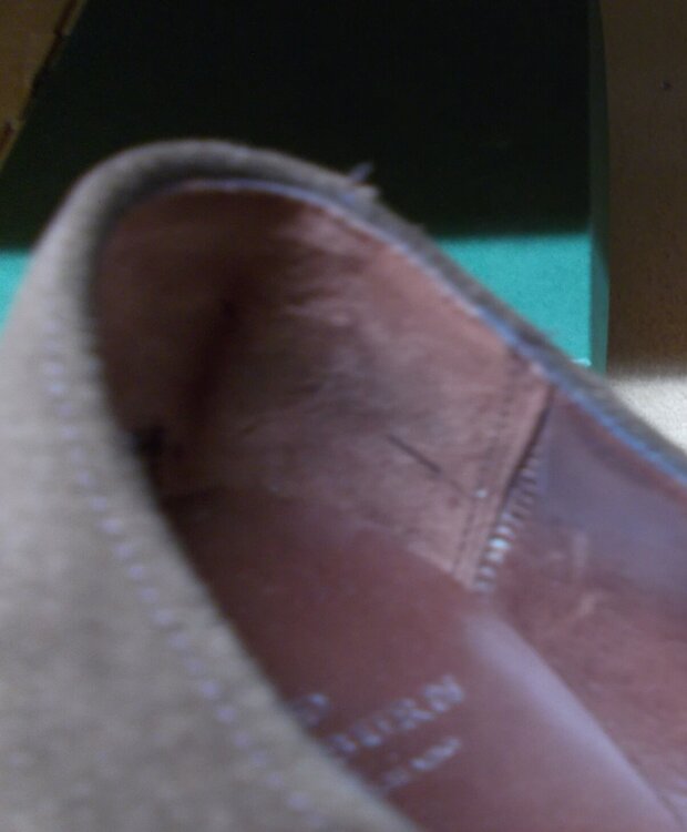 20034-13 UK7½-US8 - lining seam tear.JPG